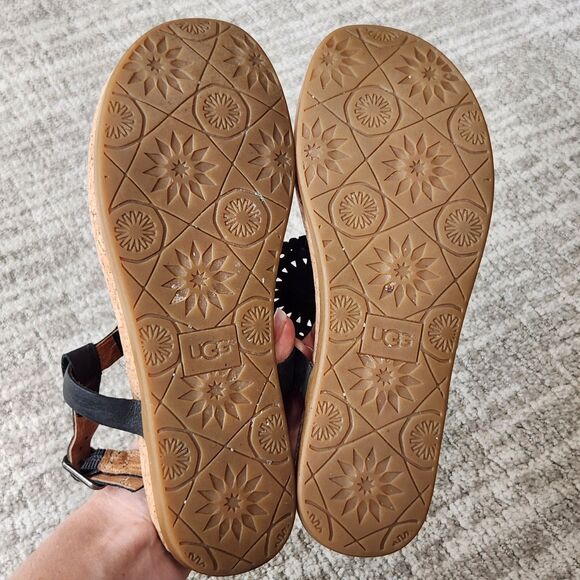 UGG women's Ayden II t-strap thong leather sandals black size 9 - Picture 9 of 9